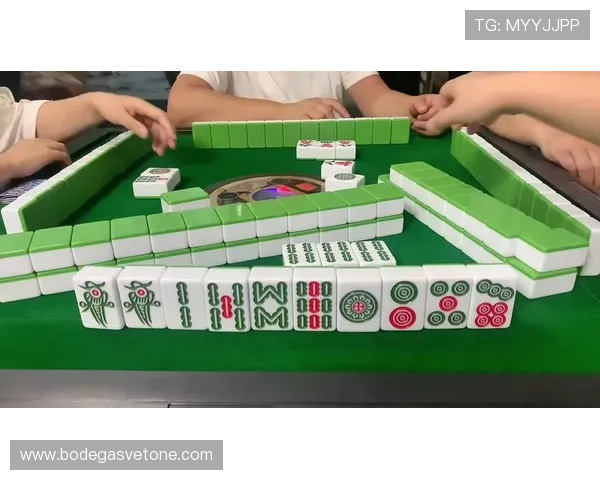 美女麻将真人馆经典版免费下载带你体验最流畅的游戏操作和丰富的玩法内容
